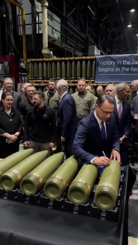 Pennsylvania Governor Shapiro Decides To Sign An Artillery Shell Near Zelenskyy