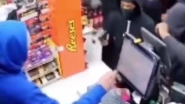 GANG OF GOONS ROB STORE