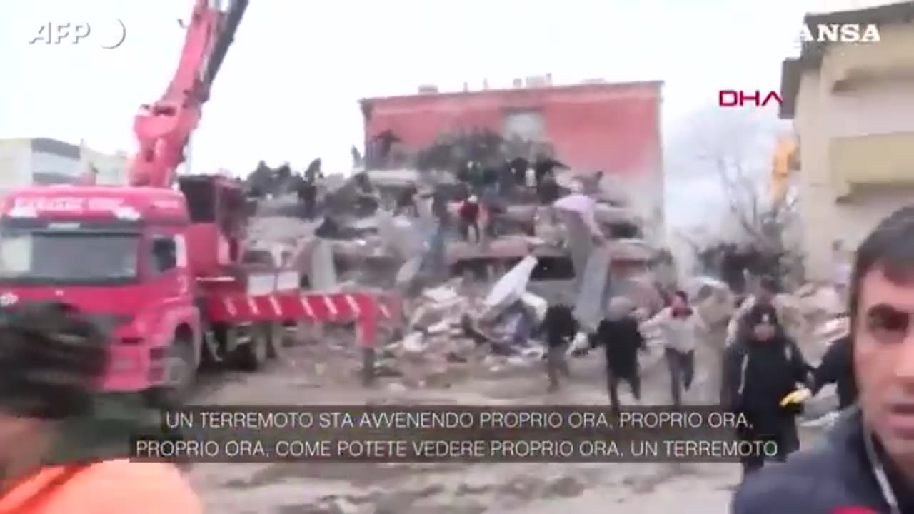 Earthquake in Turkey, the shock during the journalist's live broadcast