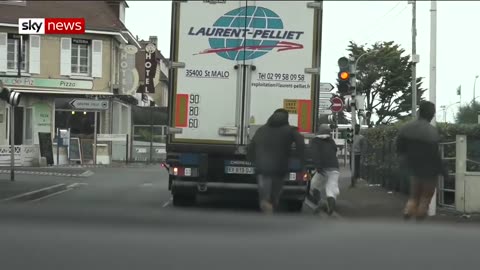What the French police does to stop migrants in France, nothing basically