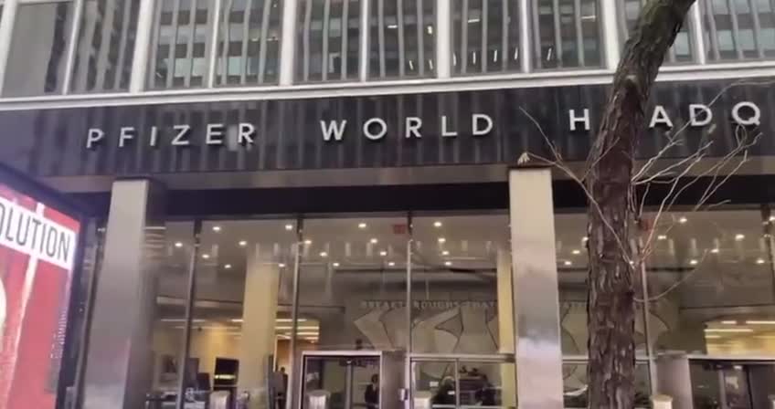 👏👏👍👍 outside Pfizer World headquarters in Manhattan today 🔥