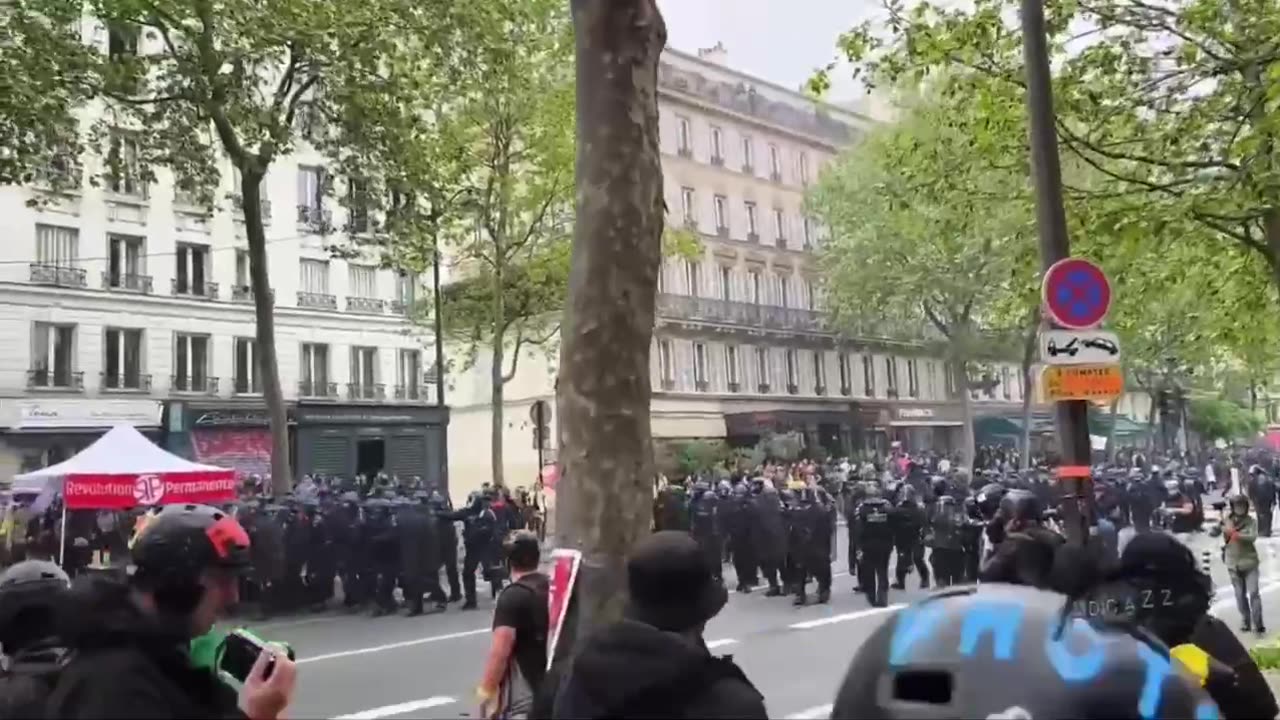 Police in Paris Clash With Labor Rights Protesters