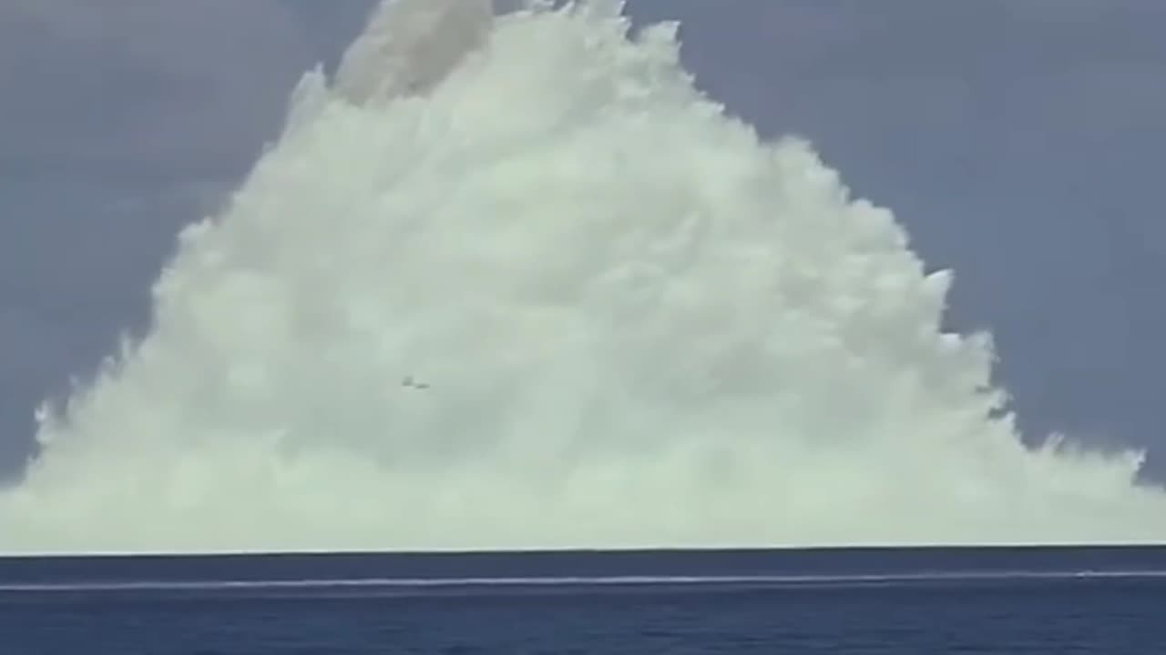 Underwater Nuclear Bomb Test 1958 - Tsunami Bom 😱😱