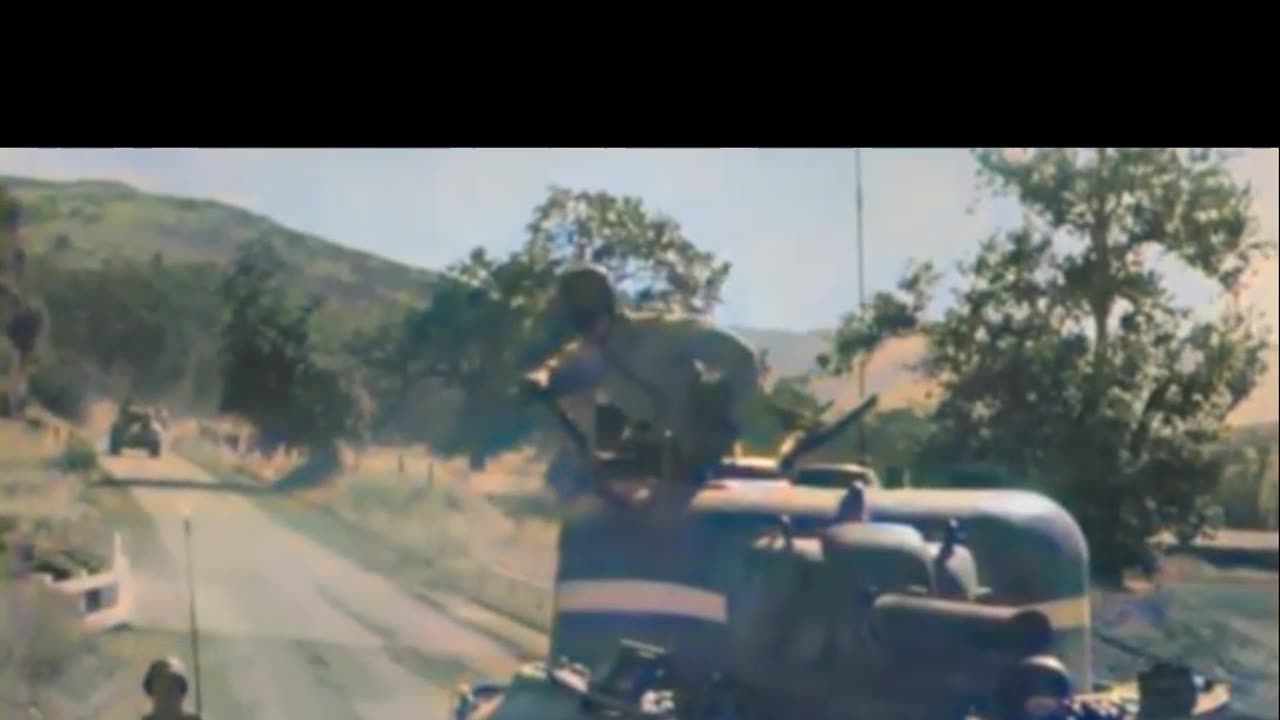 US Sherman tank receives messages on the go mobile communication #Colourized footage 🇺🇸 🚚 📜 🎥