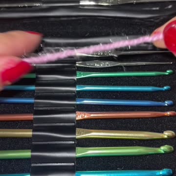 How to handle yarn in the index finger to make the chain #tutorial for beginners