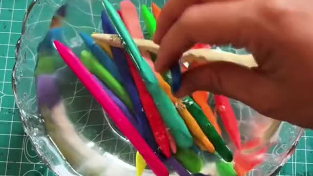 To the children of the triangle crayons, rich colors, easy colored, the key is not dirty...