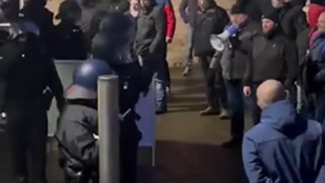 🇩🇪 Hundreds invade the local council offices in Grevesmühlen