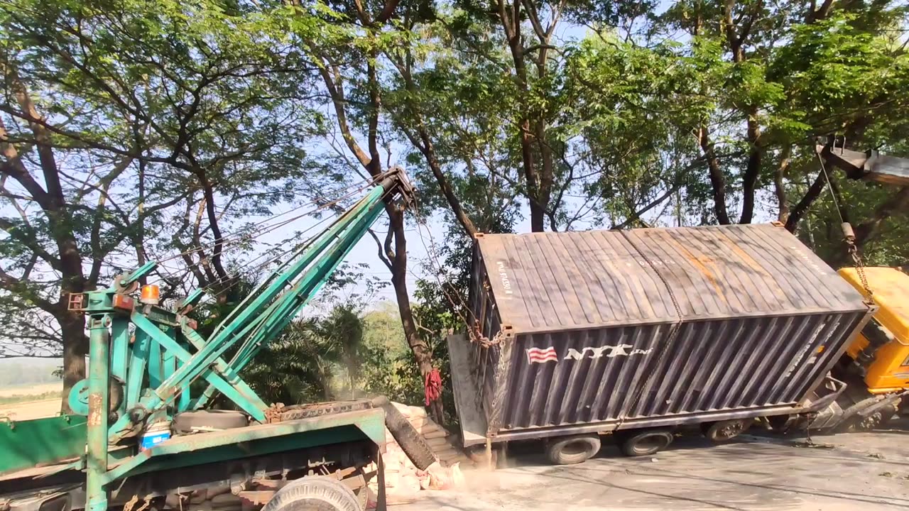 Dangerous Mistake Crane Operator Wrecker Fails in Lifting