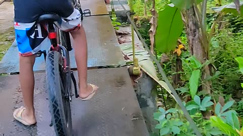 GOWES MELEWATI JEMBATAN GANTUNG