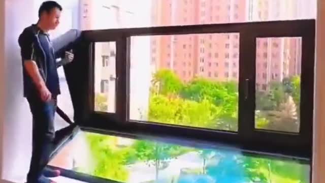 Funny people, crazy Chinese balcony come out of the wall