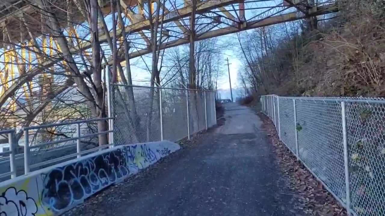 🚶♂️📽 EXPLORING / URBEX UNDERNEATH THE IRON WORKERS MEMORIAL BRIDGE IN EAST VANCOUVER, BC. CANADA🇨🇦