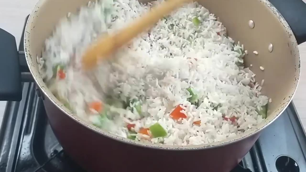 Arroz temperado simples e fácil de fazer