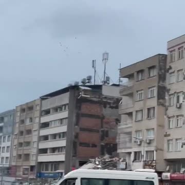 Più edifici sono crollati - il filmato mostra le conseguenze