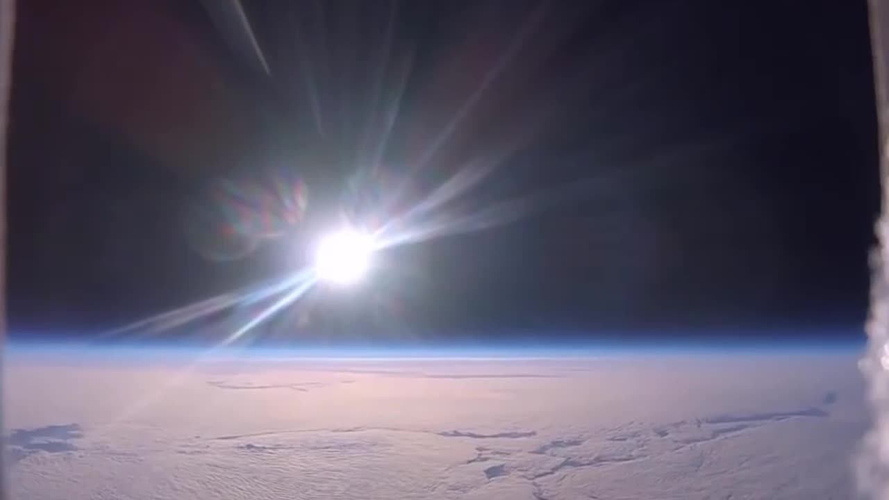 High altitude balloons show a flat horizon.