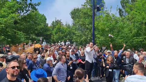 Hidhet molotov para bashkisë së Tiranës