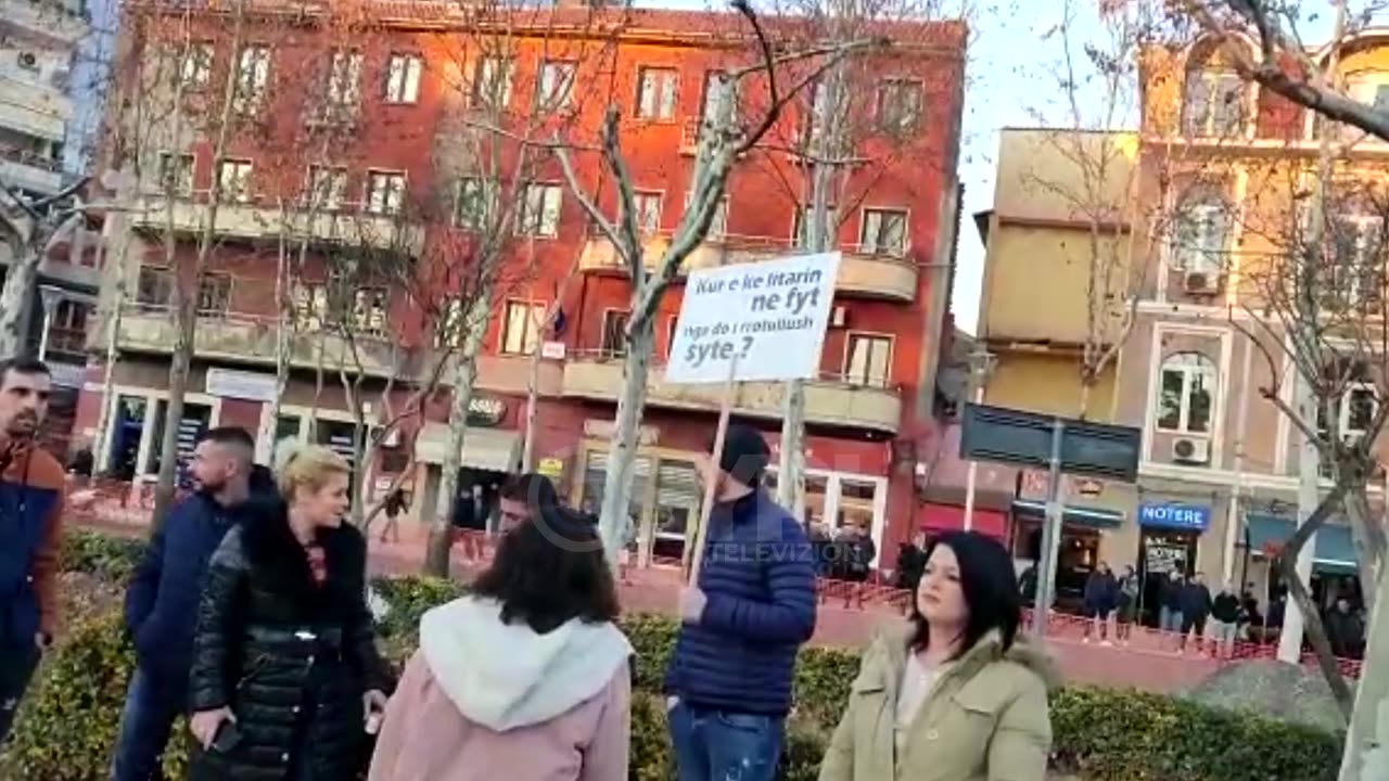 'Kur e ke litarin në fyt nga do i rrotullosh sytë’ pankartat pikante nga protesta