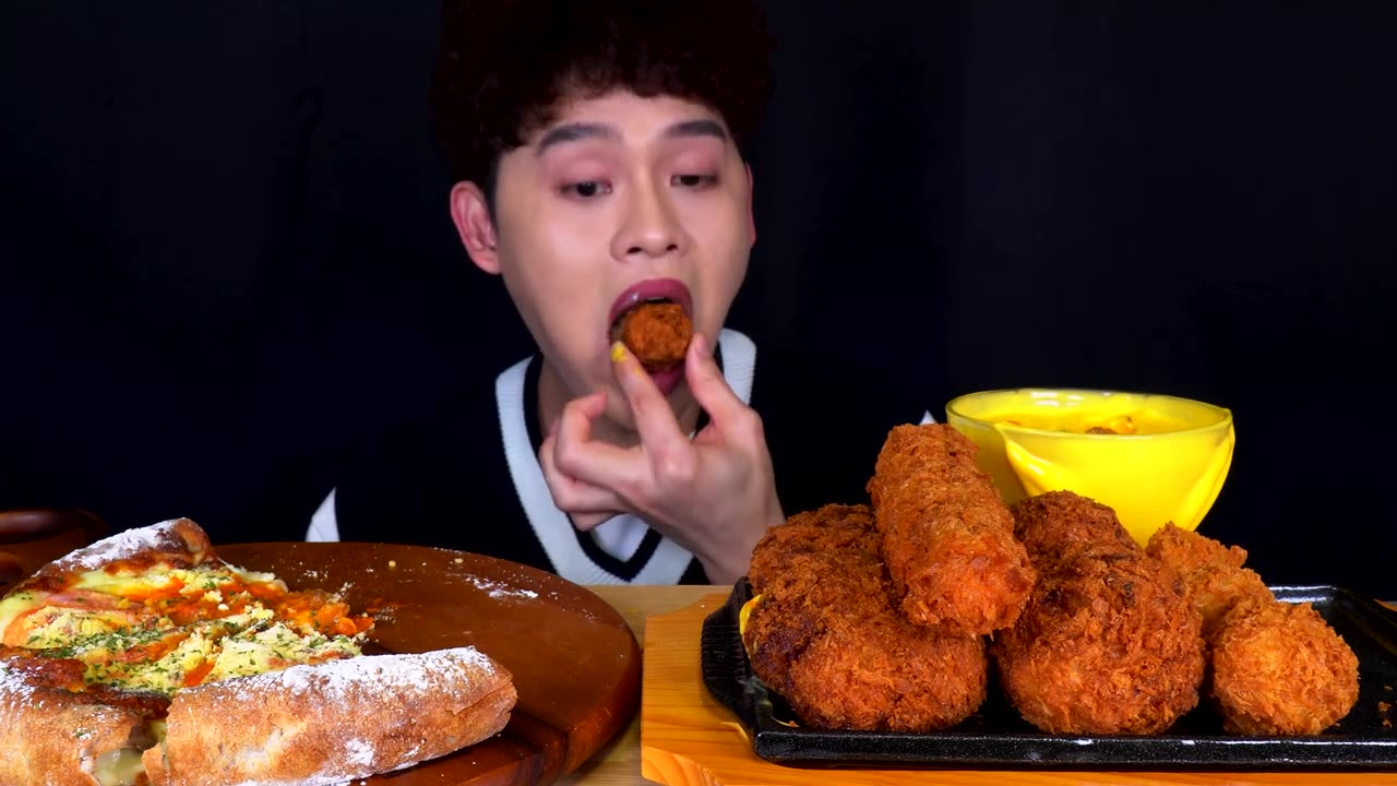 ASMR 치즈 가득 시카고피자🍕바사삭 대왕볼카츠 미니볼카츠 닭꼬치튀김 치즈소스 찍먹방! Full Cheese Chicago Pizza With Ball Cutlet MuKBang