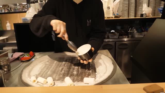 lots of toppings! Japanese ice cream roll - Japanese street food