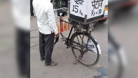 गरम-गरम पेटीज मात्र ₹10 Bhaiya ji ka smile 😊 dekh kr fan ban jaiyenge