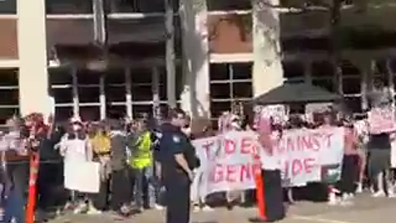 Students from the University of Alabama chant “TAKE A SHOWER” to the Hamas summer campers. 🤣🤣