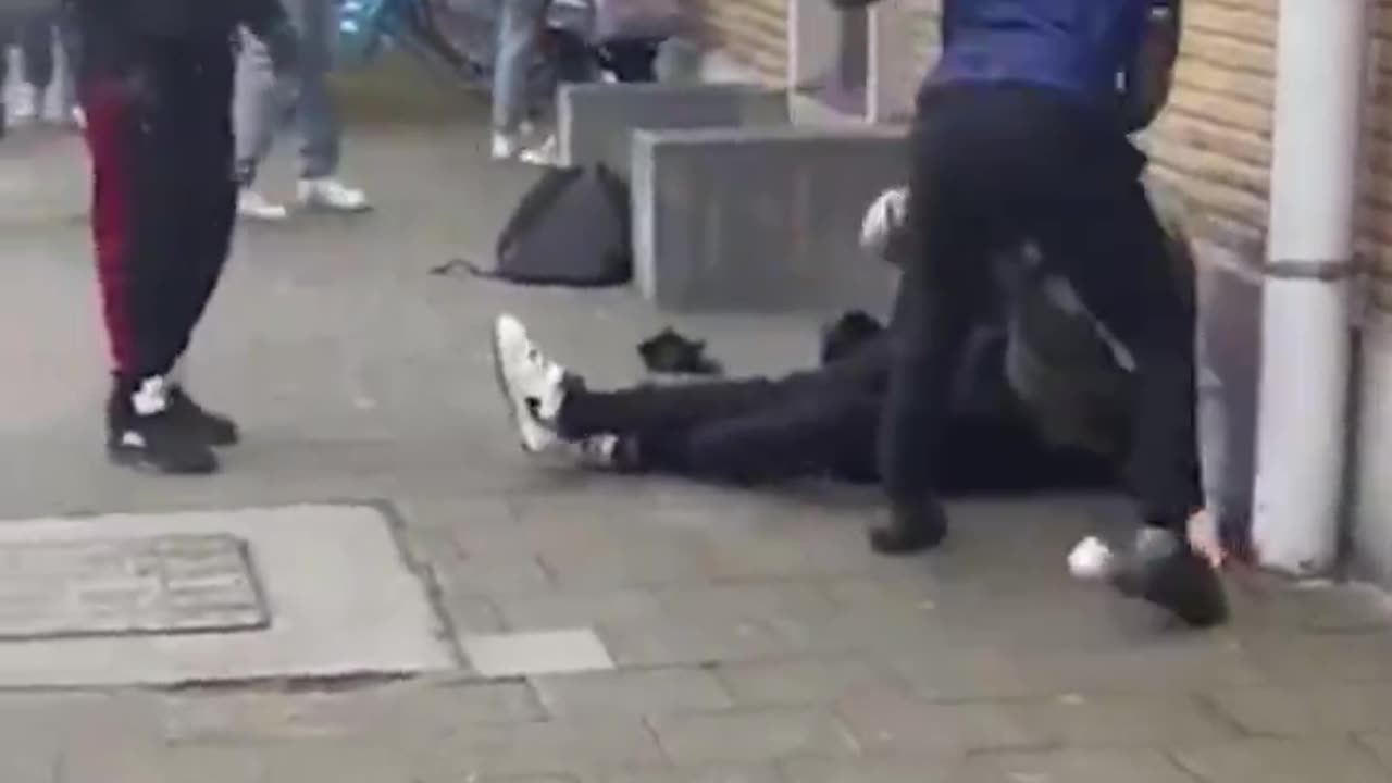 “Asylum seekers” in Belgium attack a Flemish boy and beat him without any mercy.