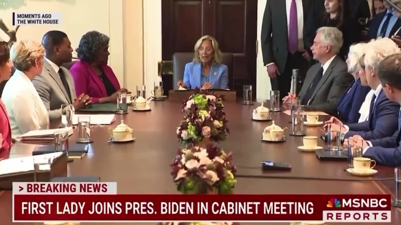 Jill Biden in una riunione di gabinetto