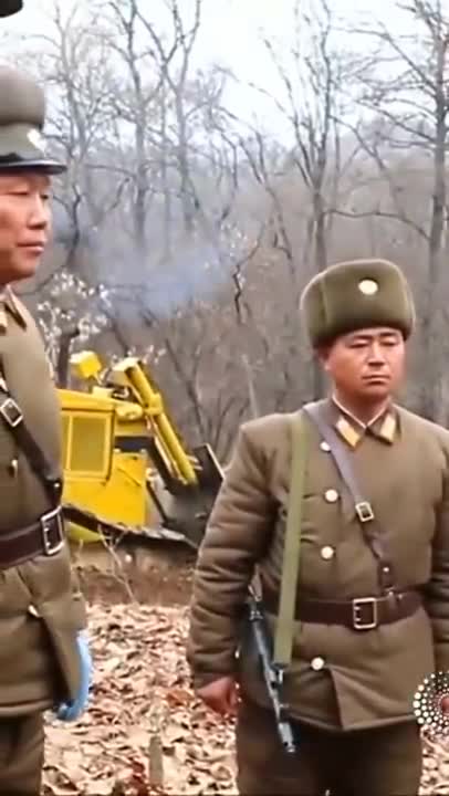 Soldiers from Both the North and South Meet at the DMZ