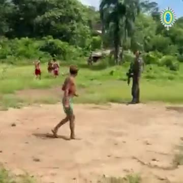 Policia levando alimento aos yanomamis