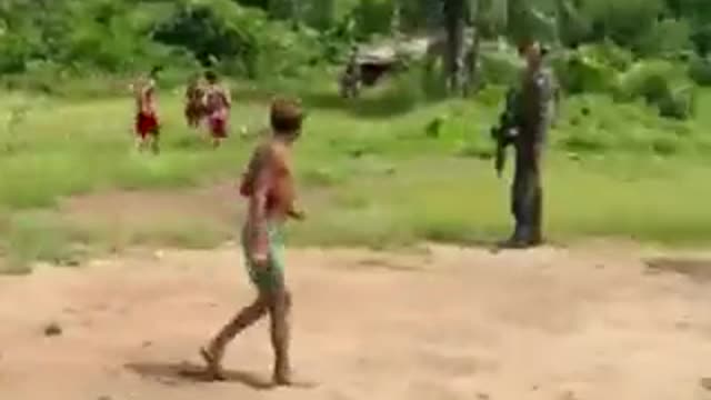 Policia levando alimento aos yanomamis