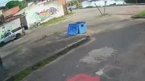 Mulher é atropelada violentamente por criminosos durante fuga