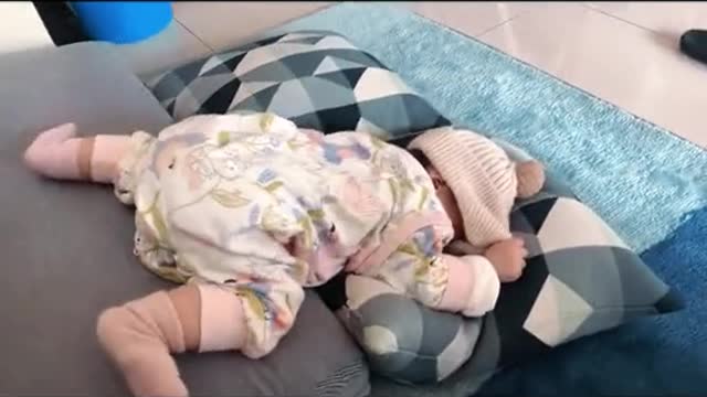 Baby don't like to wear a hat pull hat tripped over themselves