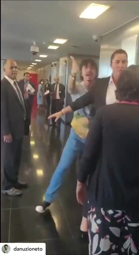 Randolfe toma celular da mão de youtuber no Senado