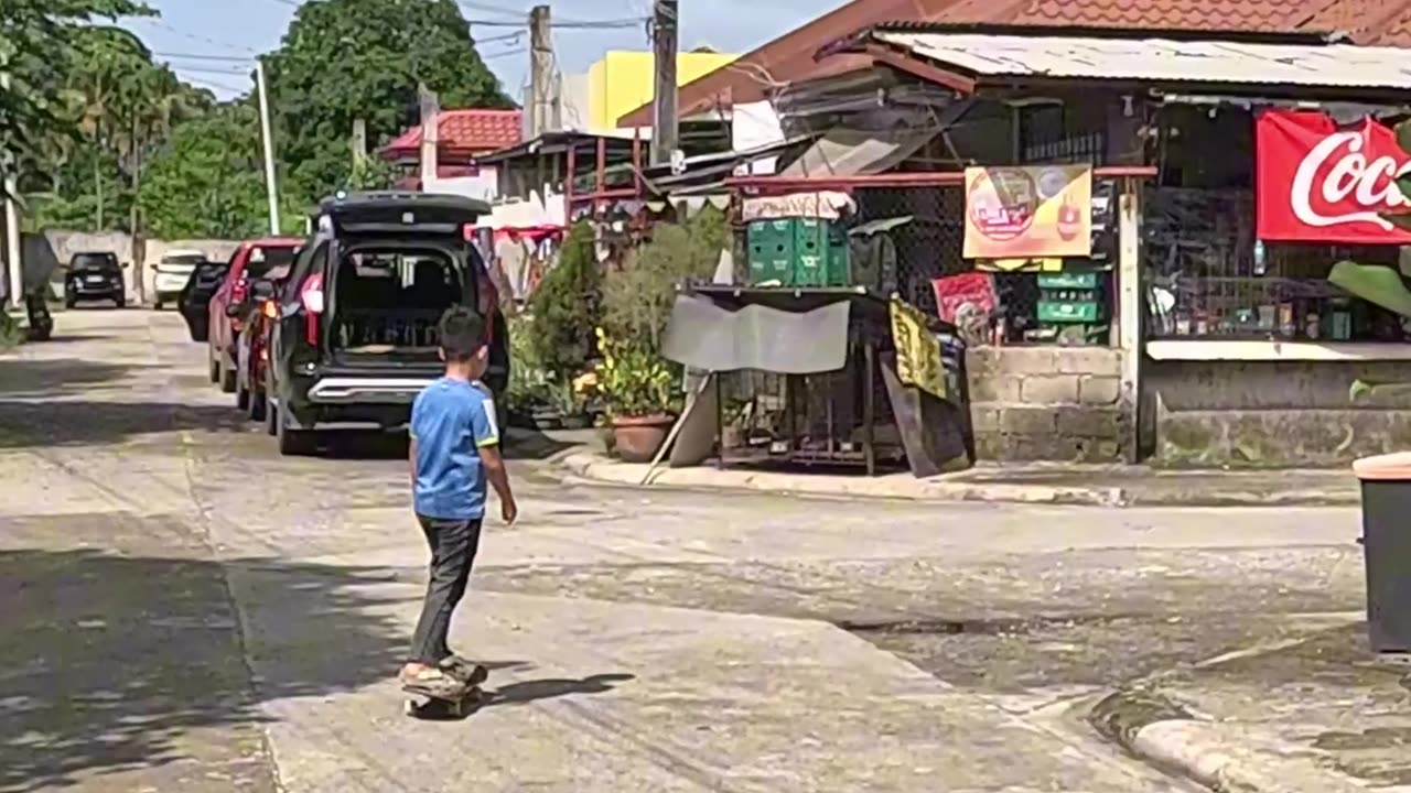 A Chill Neighborhood Skateboarding Cruise 🛹🤙