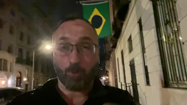 EM NEW YORK CITY , UMA BANDEIRA BRASILEIRA É CARACTERIZADA EM FORMA DE PROTESTO