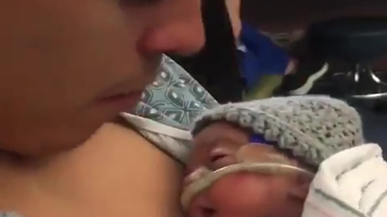 Baby's reaction to Dad's kiss is priceless. 🥰