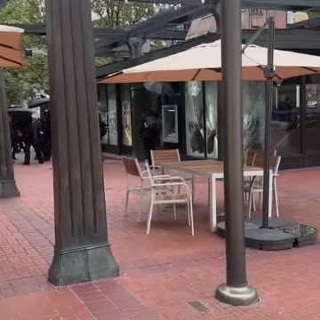Portland - Antifa destroying a Starbucks
