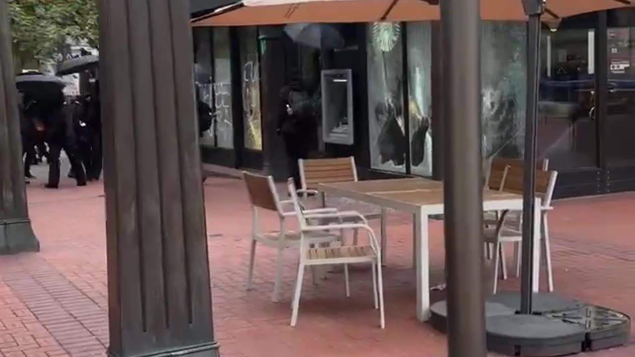 Portland - Antifa destroying a Starbucks