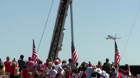 Trump just did a flyover above his North Carolina rally. Amazing optics 🔥