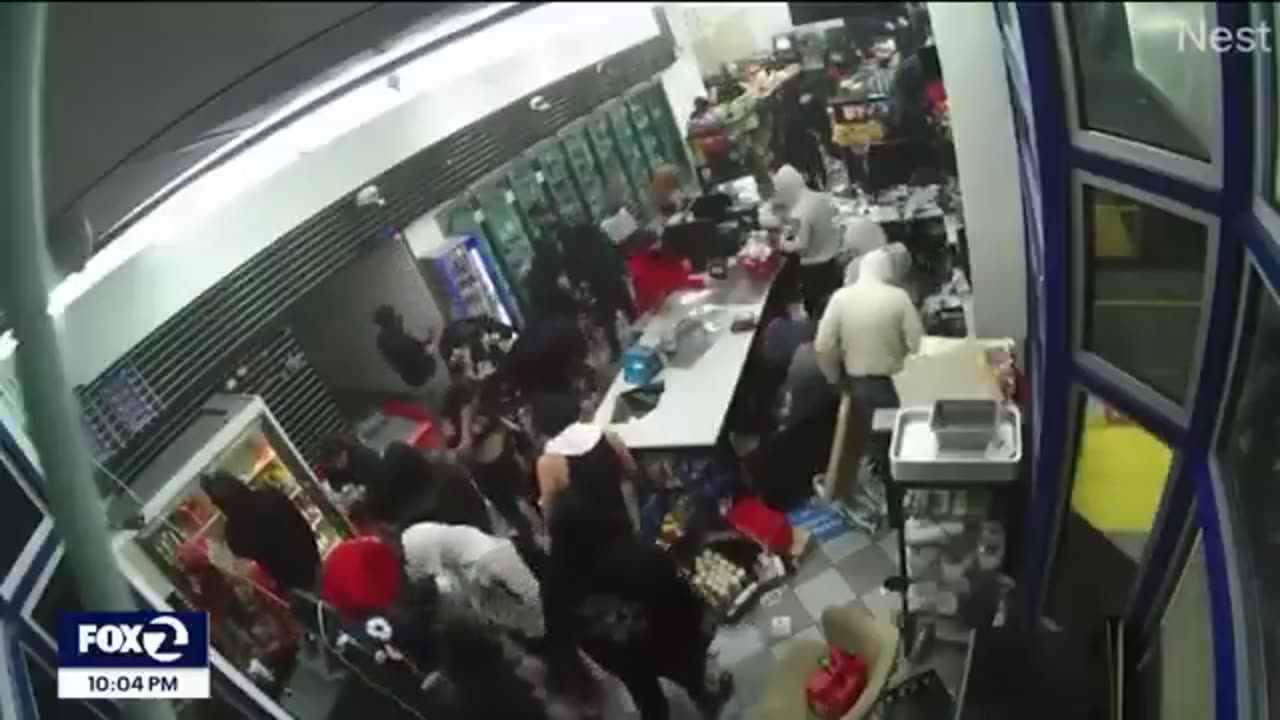 70 Looters Ransack Oakland Store for 40 Minutes!" ⛽️💥🕒