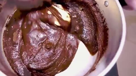 O melhor e mais fácil bolo de cenoura, com casquinha de chocolate