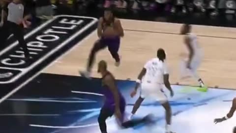 NBA - NO-LOOK TO A NO-LOOK 👀 DLo & Bron showing off to find Traoré for the slam!