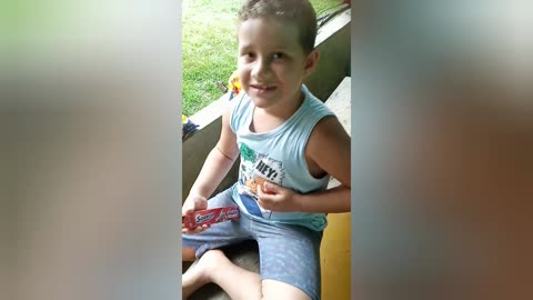 Miguel brincando de vendinha com a mamãe