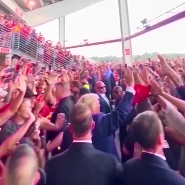 COLLEGE KIDS LOVE THE REAL PRESIDENT!!!😎🇺🇸