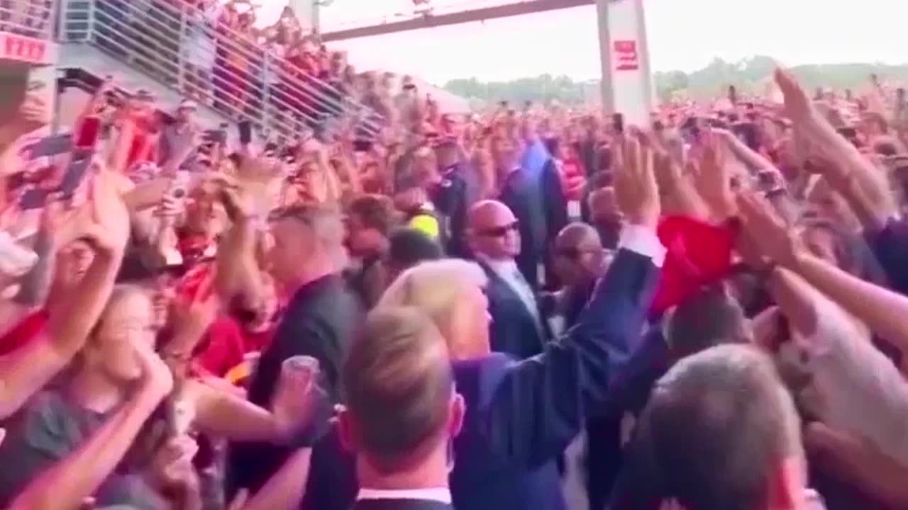 COLLEGE KIDS LOVE THE REAL PRESIDENT!!!😎🇺🇸