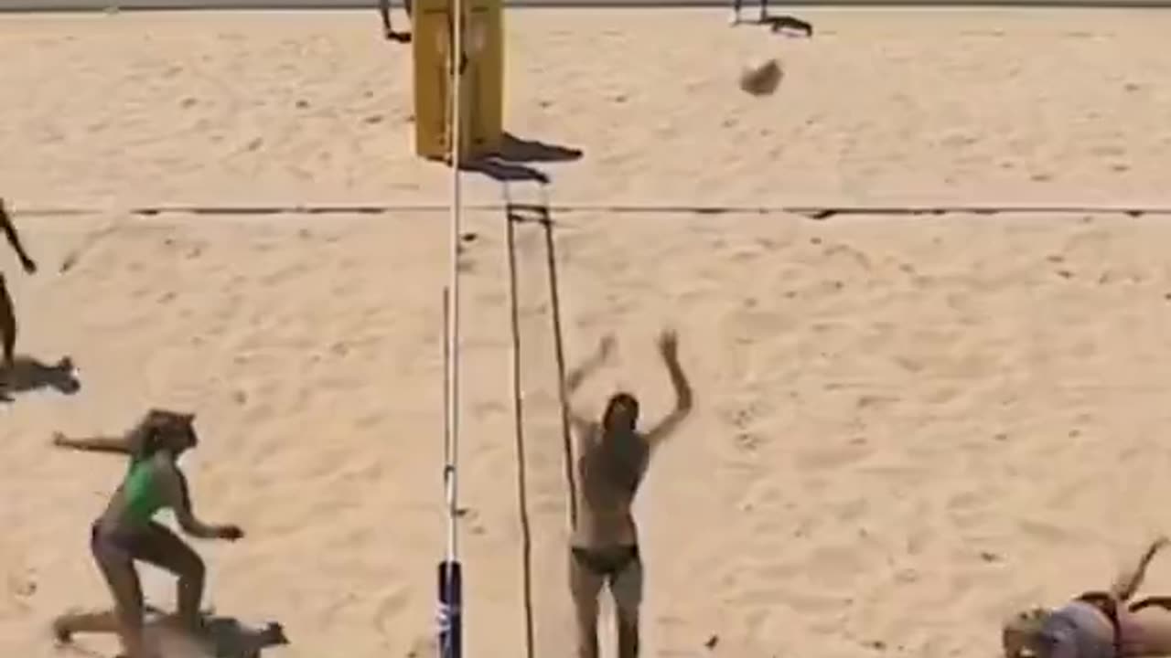 Funny people, mesmerizing volleyball match