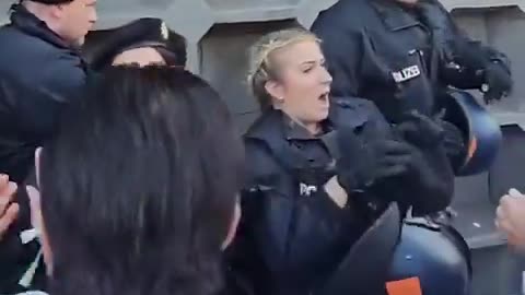2024-09-22 BERLINO polizia cerca di arrestare bambino che sventola bandiera palestinese
