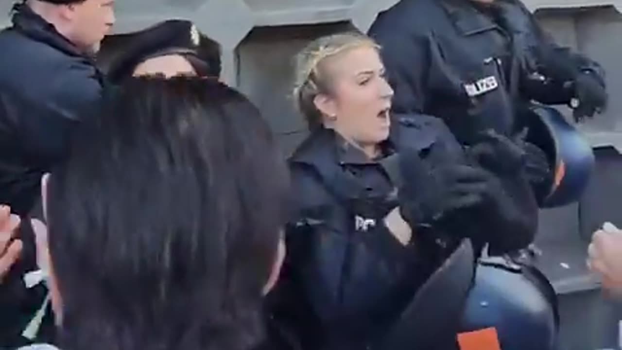 2024-09-22 BERLINO polizia cerca di arrestare bambino che sventola bandiera palestinese