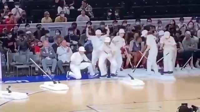 Robot mops attract attention at NBA game in Japan.