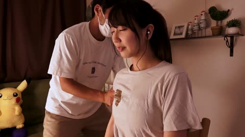 Put your phone under your neck to simulate a massage | ASMR Shoulder Massage