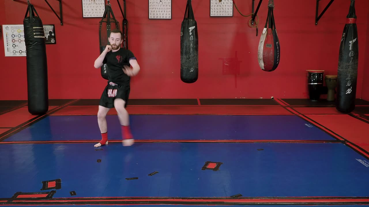 Muay Thai - Kickboxing Shadow Boxing